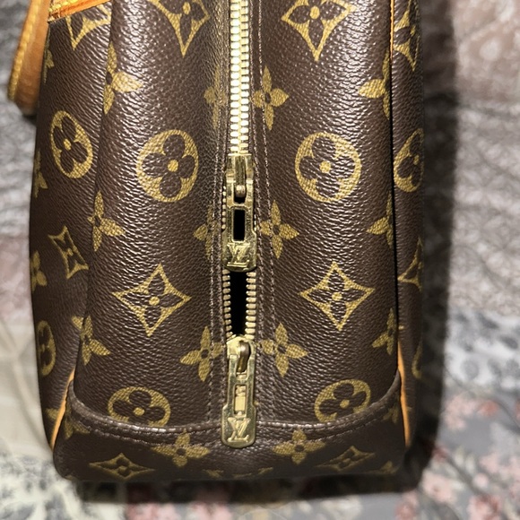 Louis Vuitton Deauville Monogram Canvass Bag - Picture 9 of 11